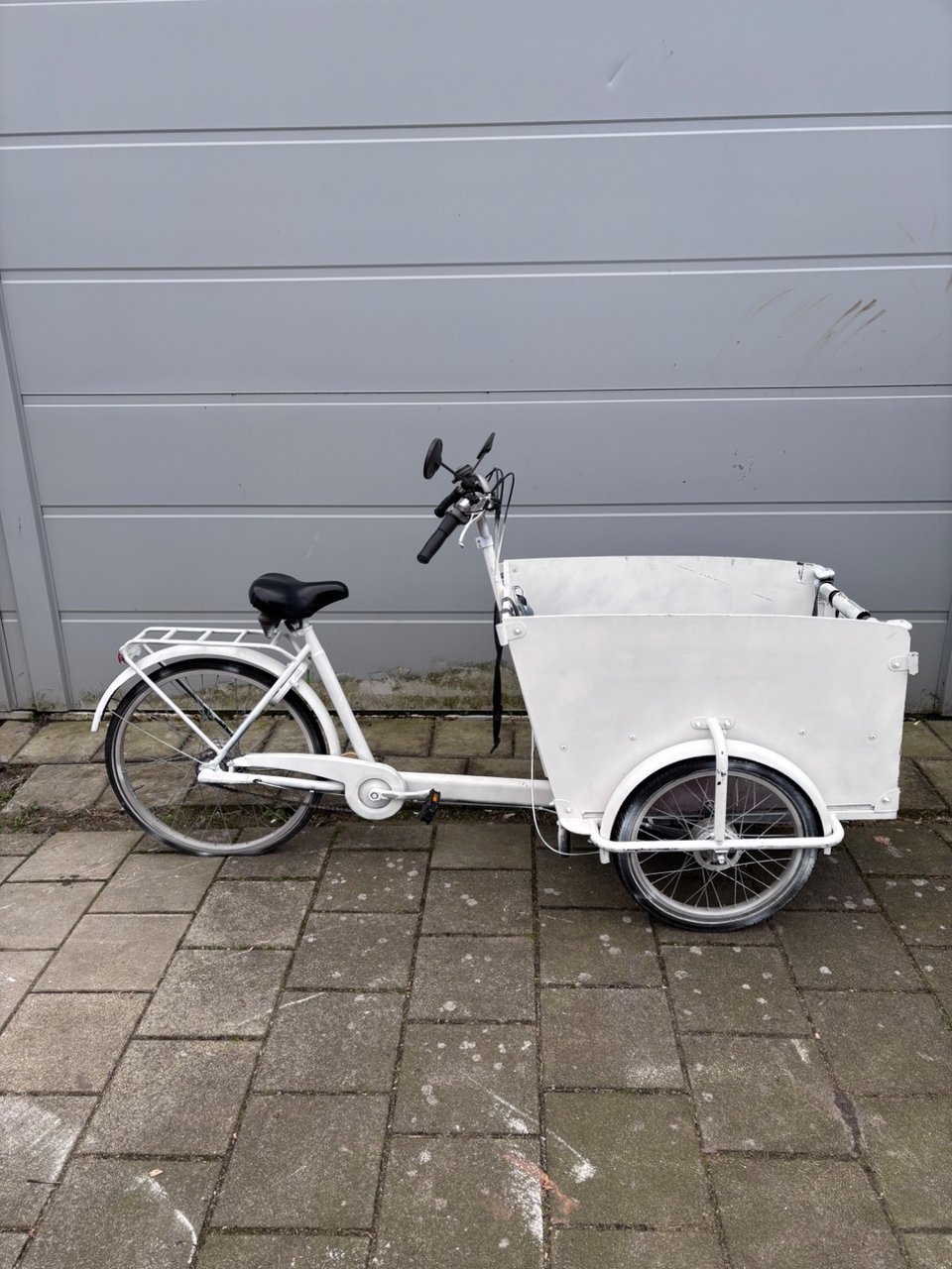 Witte bakfiets! Erg leuk, maar lastig sturen en twee lekke banden. Voor de liefhebber! Sleutel zit in het slot

Groetjes Max!