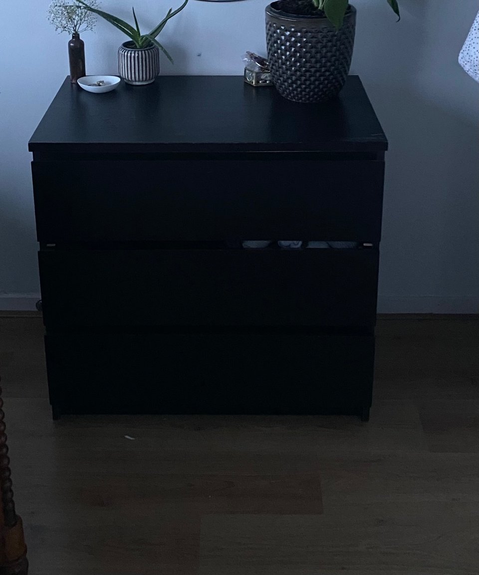 Zwart malm kastje 3 lades