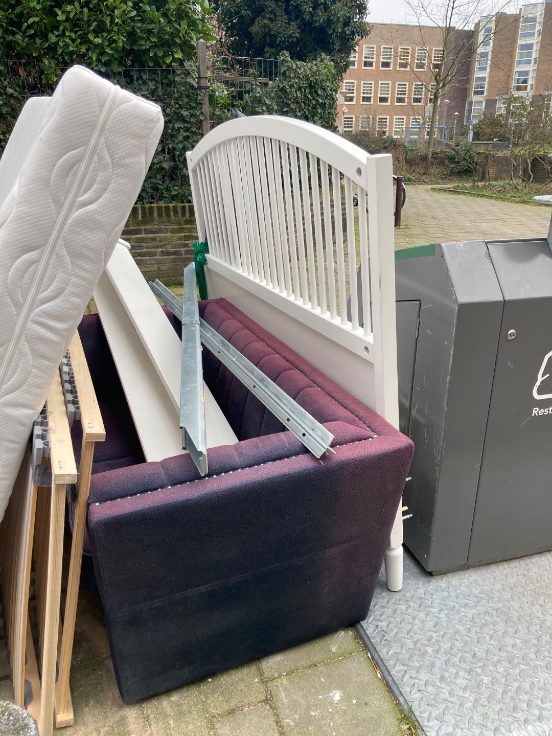 Bed, all parts are there