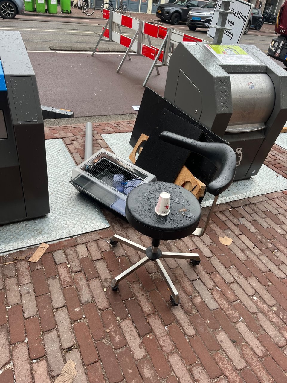 Chair and hamstercage in good condition