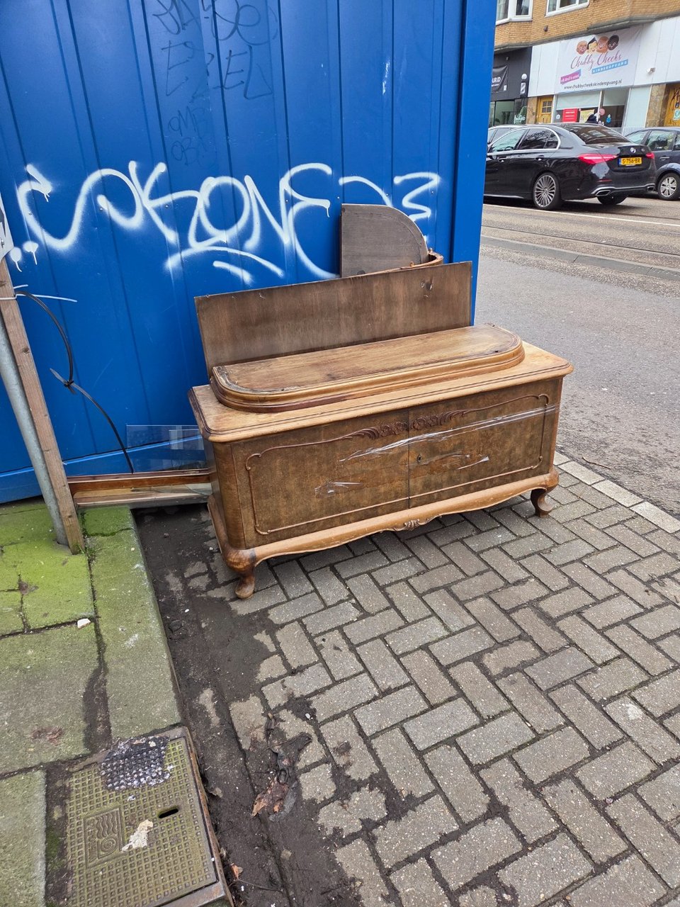 Kast met rond  bovenstuk en rond glas

Admiraal de ruyterweg tegenover de Aldi