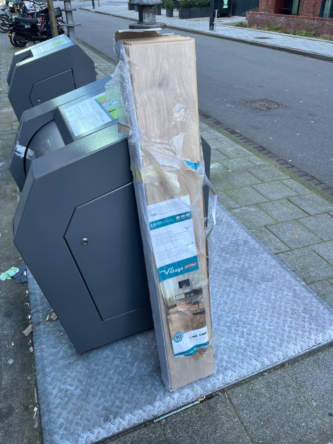 Gamma Village laminate flooring, 8 pieces