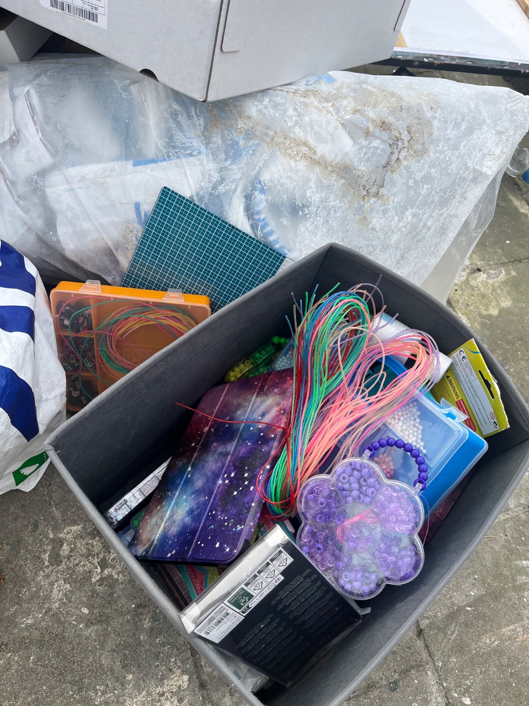 Kinderboeken en kralen in verpakking