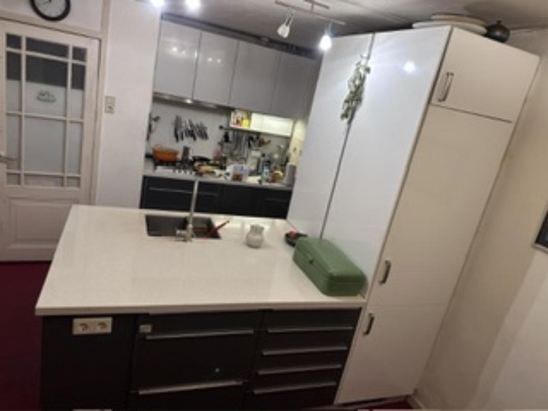 Keuken met smeg gasfornuis, en wasbak met kraan. Nog binnen gratis te demonteren. Ophalen voor 20 februari of in de ochtend van die vrijdag. E-mail annelet@freedom.nl