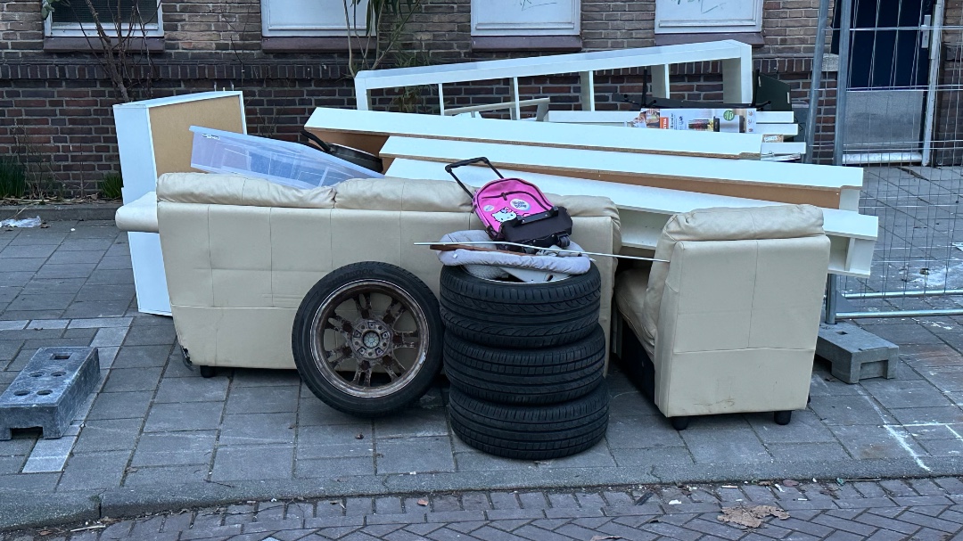 Van alles wat! IKEA CD kastjes met de plankjes etc, een grote spiegel, aan de overkant een tv meubel, etc.