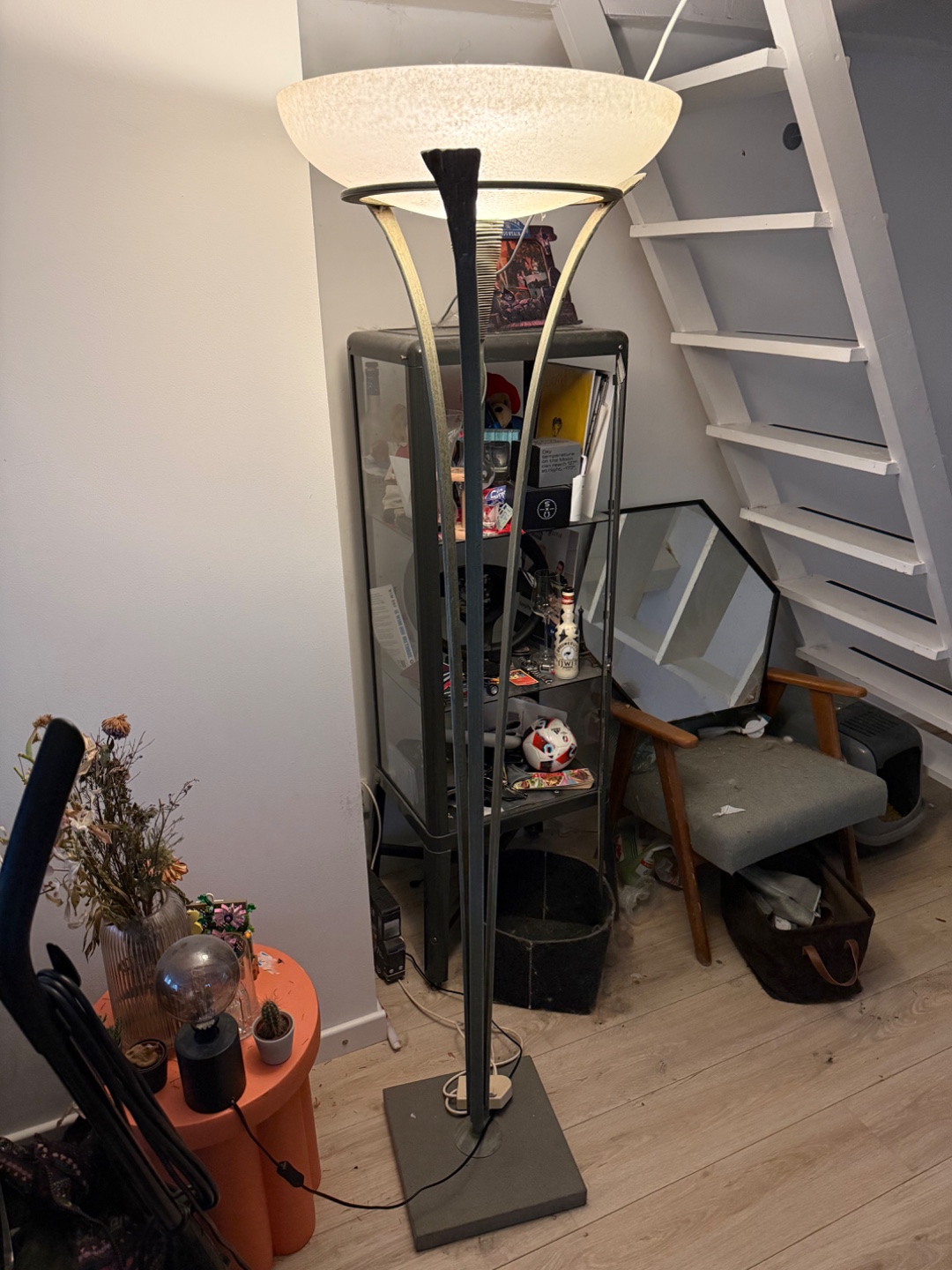 Lamp met dimmer, ongeveer 180cm hoog
Staat rond 17:00 buiten 
In de buurt van singel 318