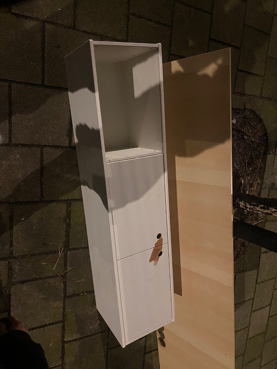 leuk oppervlakkig beschadigd (tv) kastje met 2 schuifdeurtjes, 150cm lang (pootjes zitten erin)