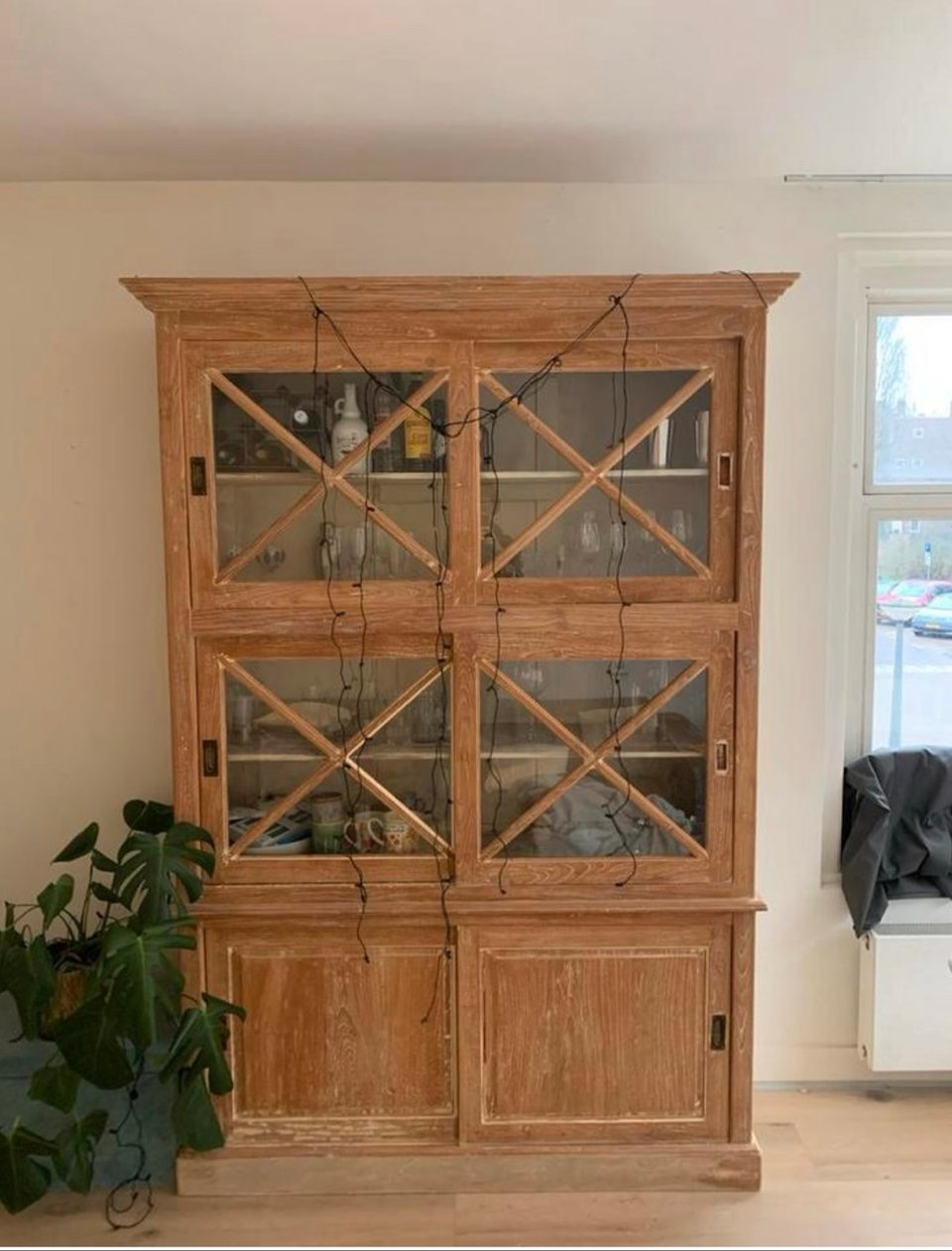 Vitrinekast in goede staat! Liefst vandaag ophalen, eventueel komende dagen 
DM bij interesse