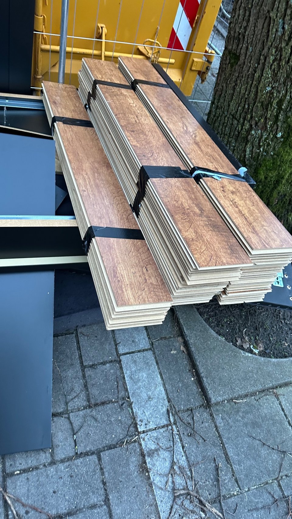 Ik ben nu een laminaat vloer buiten aan t leggen. Zeker zo’n 30 a 40 m2 en nog meer met haar “afval laminaat” d’r bij. Ook nog ondervloer