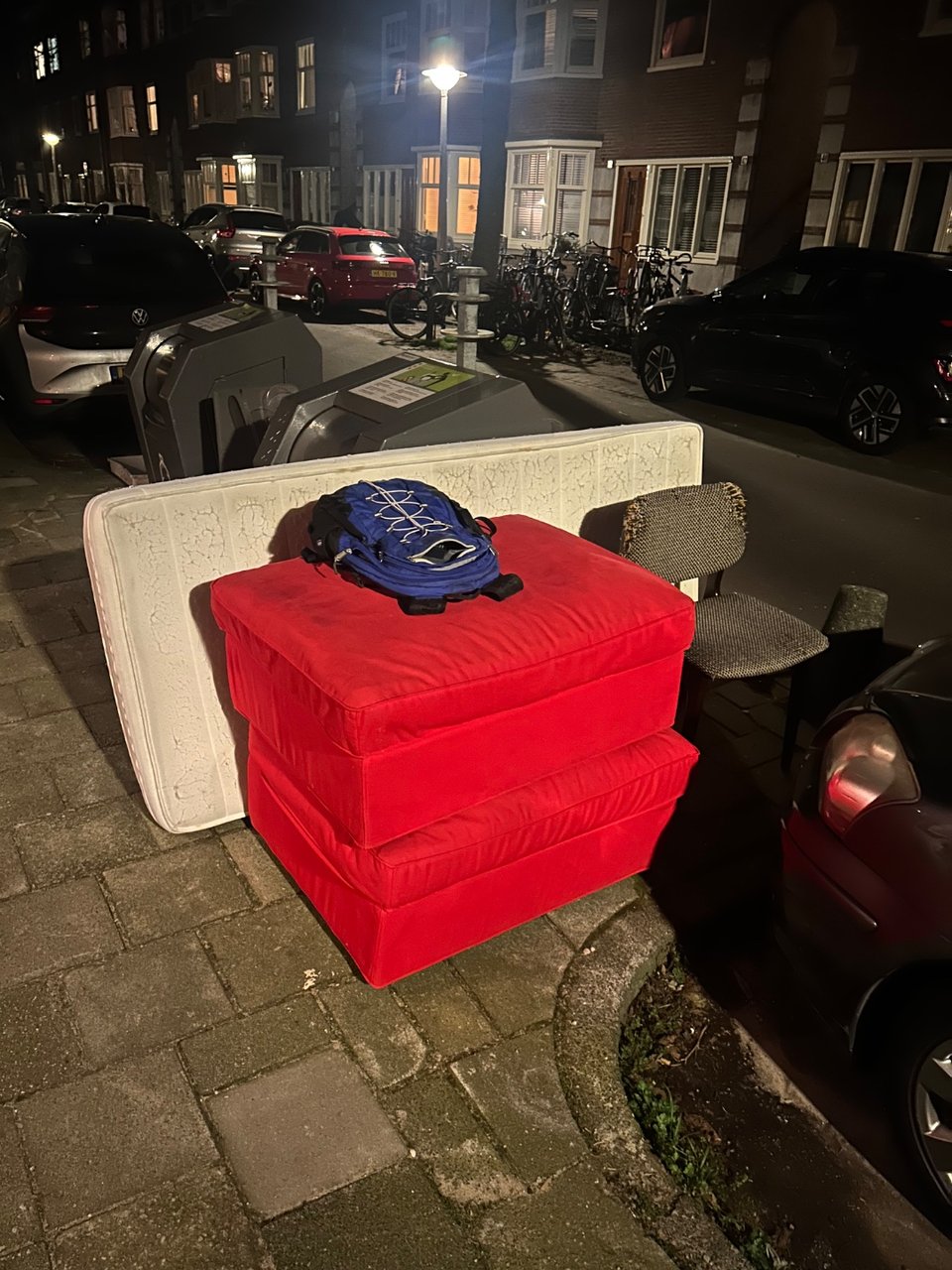 Stoelen, 2 poefjes met opbergruimte binnen in en meer. Staat tot 27 februari (07.00) waarschijnlijk.