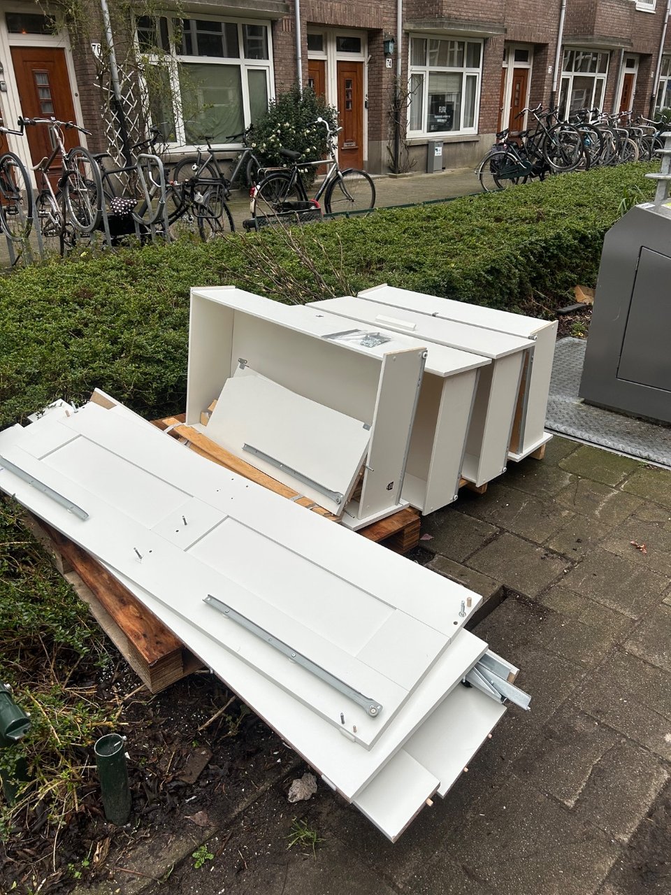 1.60m brimnes bed including all 4 drawers. All screws are taped to one of the drawers in a ziplock bag. In good state, only 2 years old.