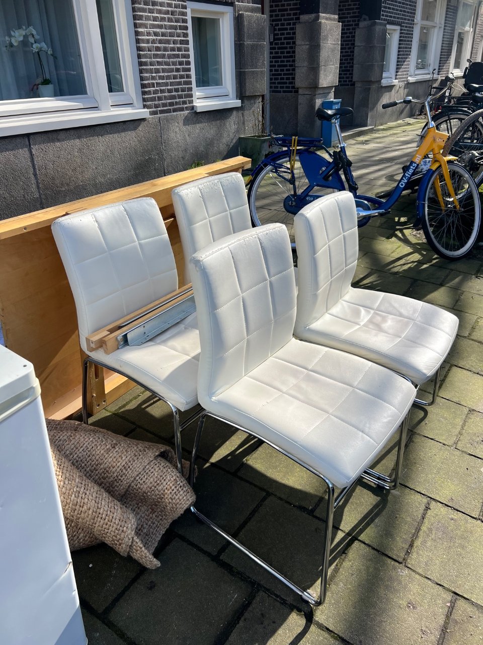 4 eetkamer stoelen
Werkende koelkast
IKEA eettafel met schroeven