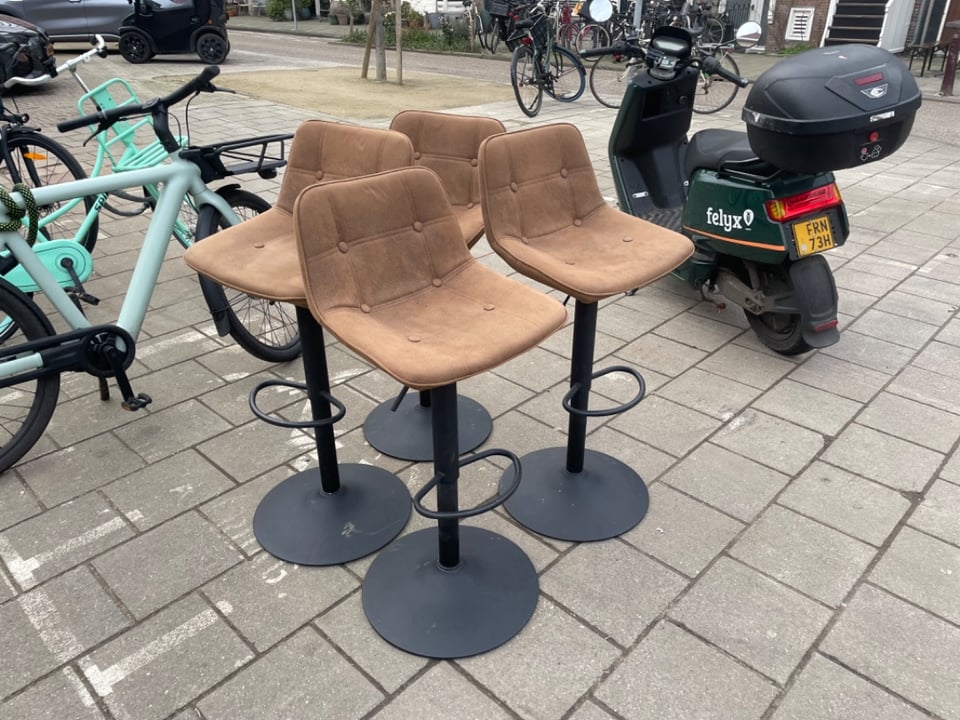 Bar chairs in good condition x4