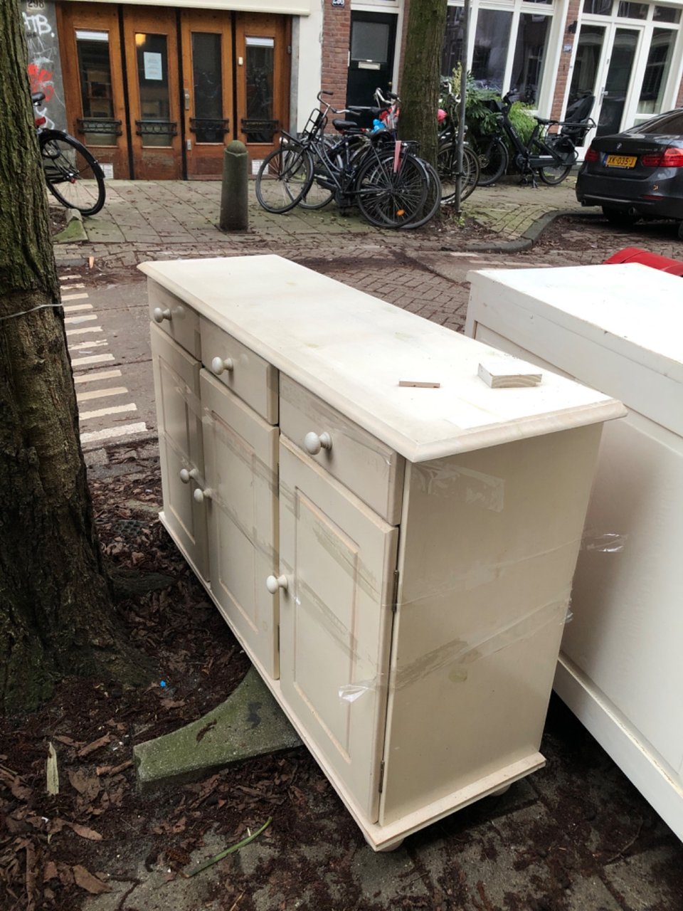 Chest of drawers, kastjes allebei van hout.