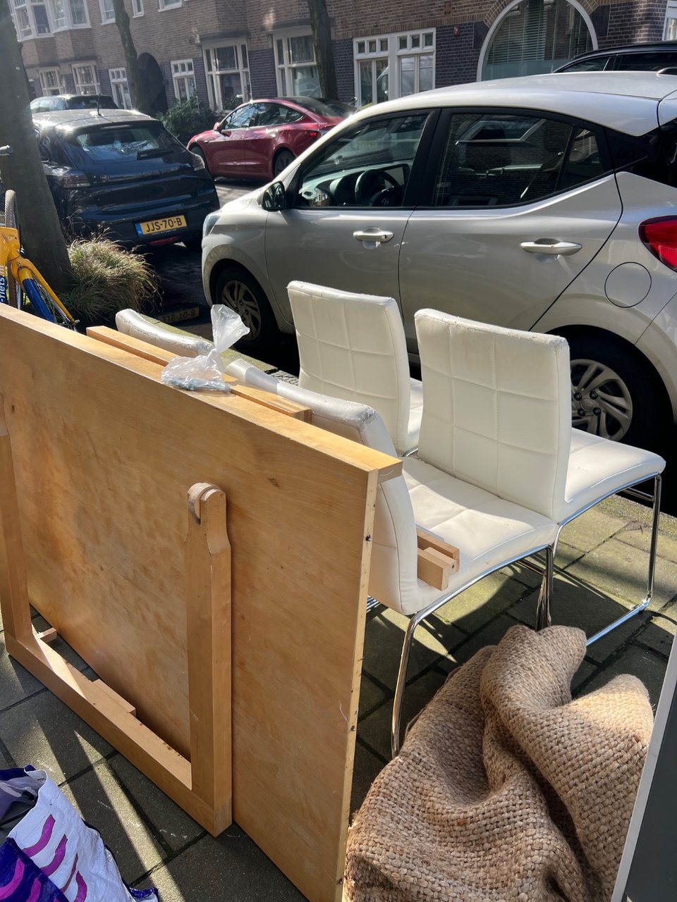 4 stoelen
1 tafel 
1 werkende koelkast