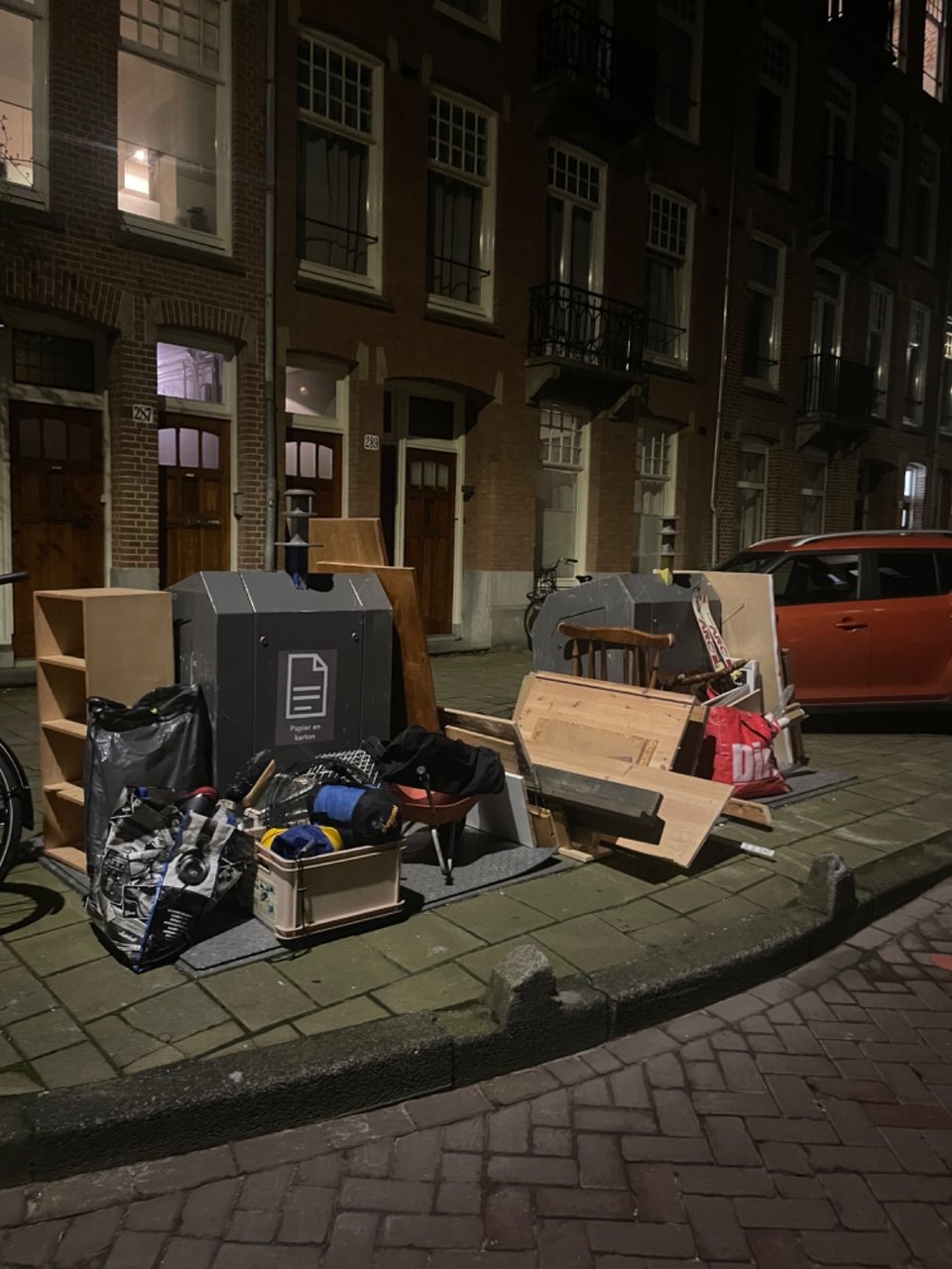 Heel veel spullen! Veel los hout, waaronder ook nieuw in verpakking + Houten kastje