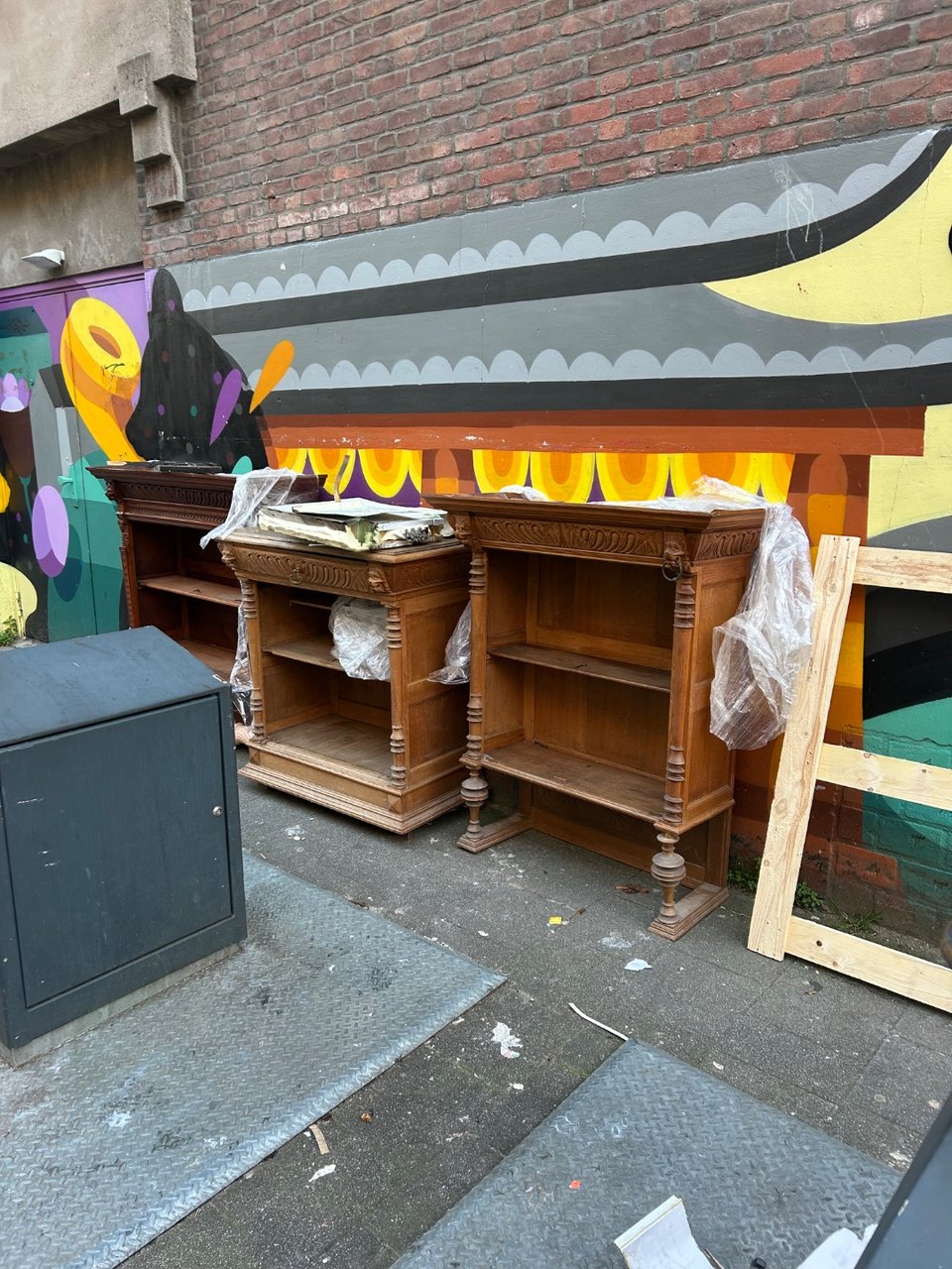 Drie kasten op de Gouvernestraat