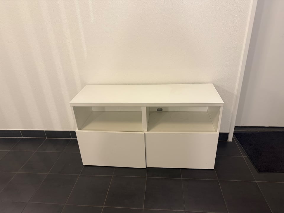 TV cabinet, it is still inside in the photo but is now outside with the bulky waste