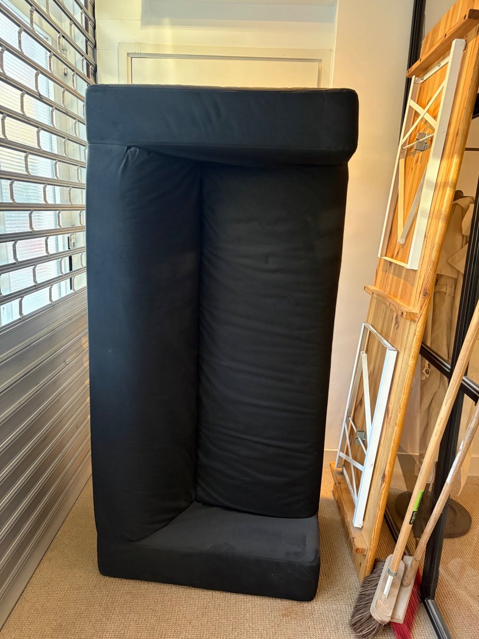 Free black couch to pick up! 
Available for pick up Monday between 10 & 17 
Please contact me trough ig :)