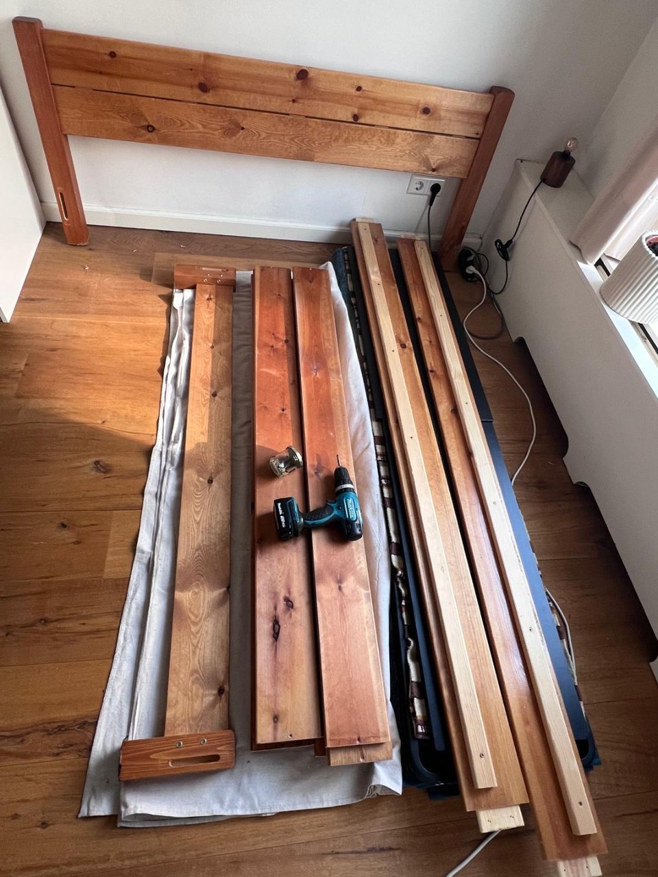 Solid timber bed frame. Sleek and easy. low storage containers fit underneath. Includes bed slats. Great bed frame, we are just getting rid of our guest room and making it a music space instead.
Mattress placement dimensions: 157 cm x 199 cm