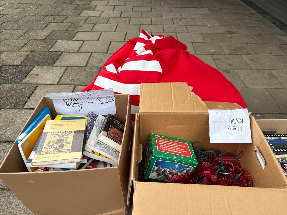 Lots of free books, christmas decoration, a VWN bean bag, also some plates