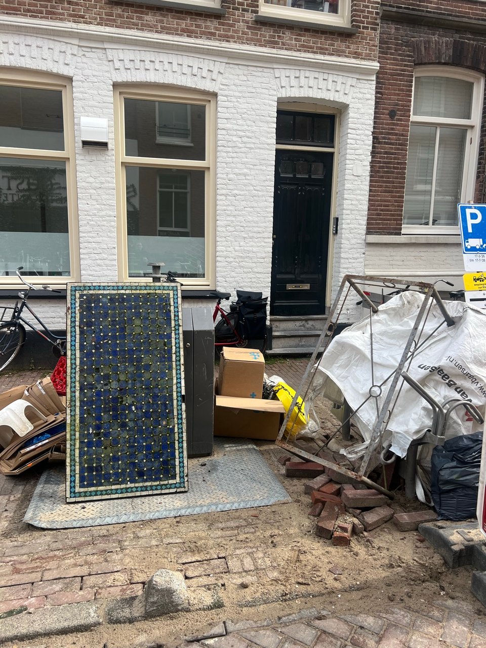 Mozaïeken tafel beetje vies beetje stuk maar needs some love