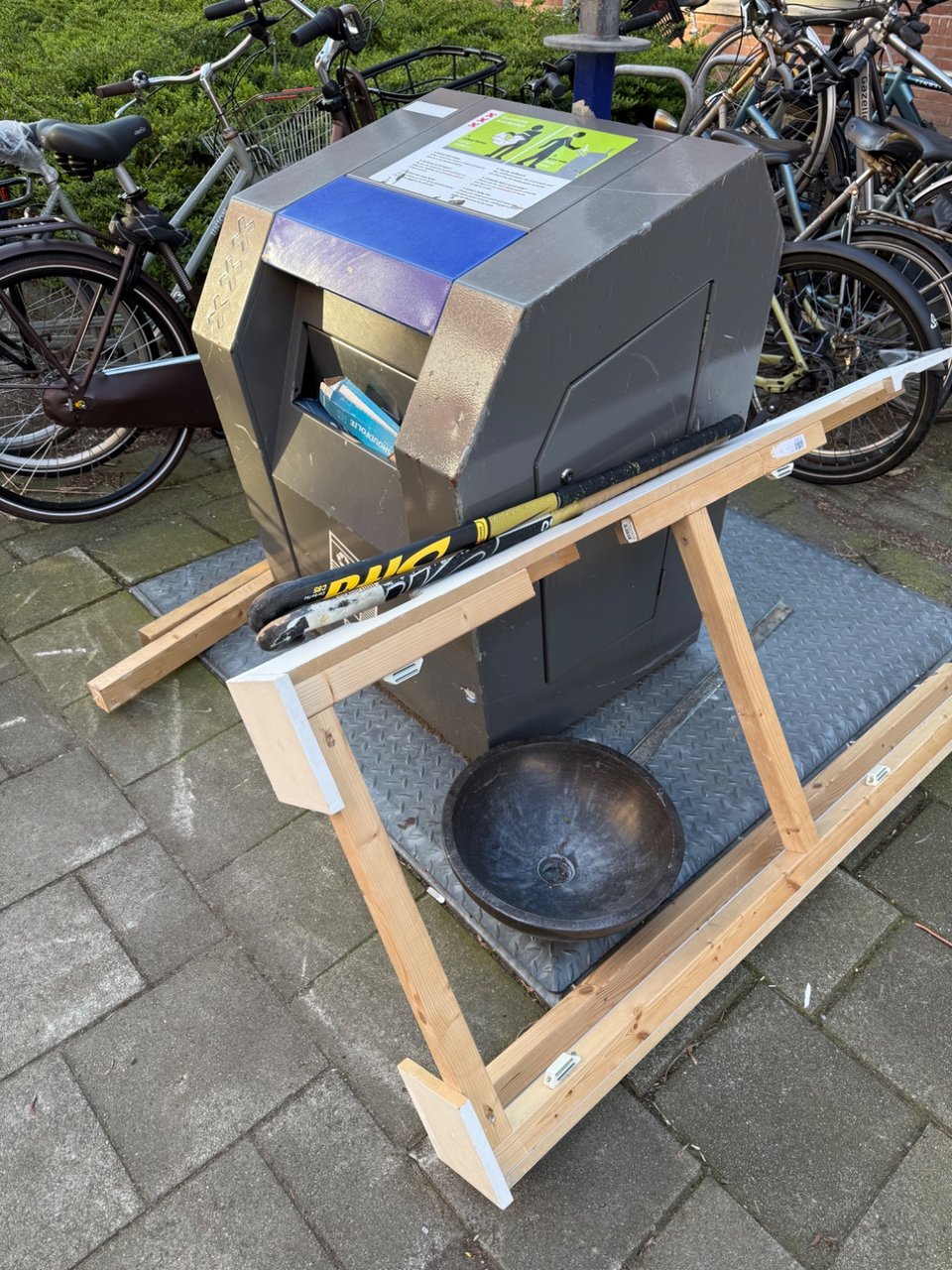 twee hockeysticks voor als je ijshockey wil oppakken samen met je rival waar je stiekem ook verliefd op bent