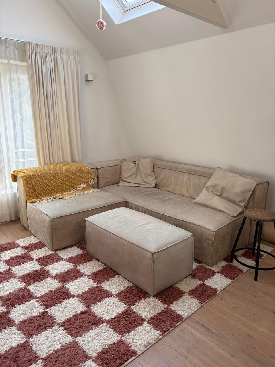 Loungebank - 3 pieces, one large one small and one ottoman. 2 cushions.

Some surface level cat scratches. Ottoman has some fading from the sun.