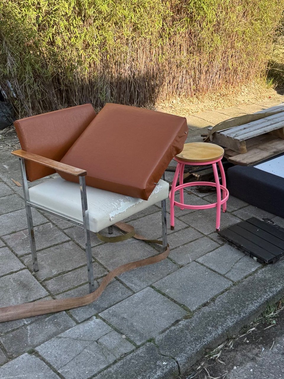 Design chair w extra seating cushion to replace  & bright pink sturdy krukje