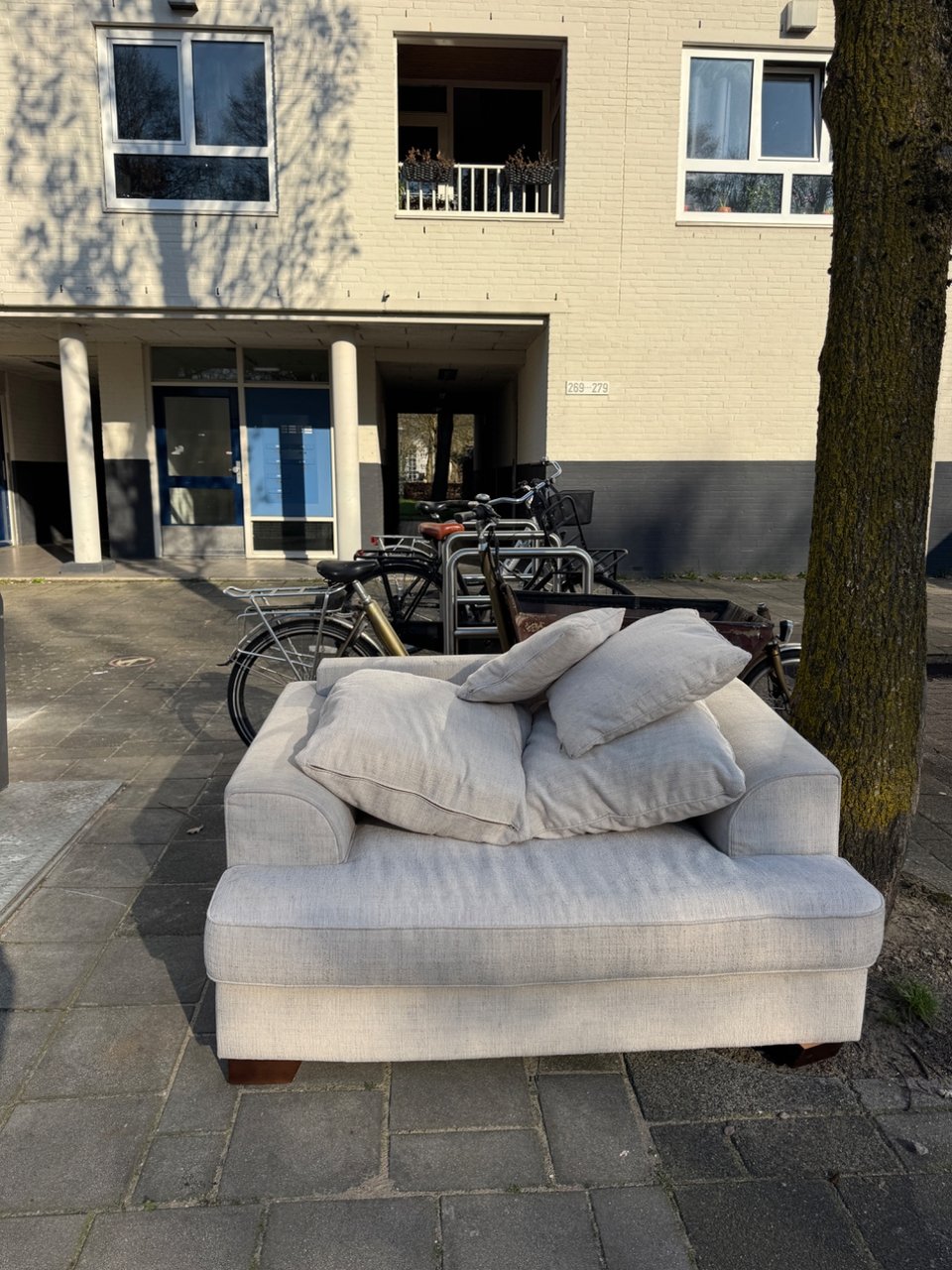 Beige Loveseat with dark Brown wooden legs 1,5p with cushions