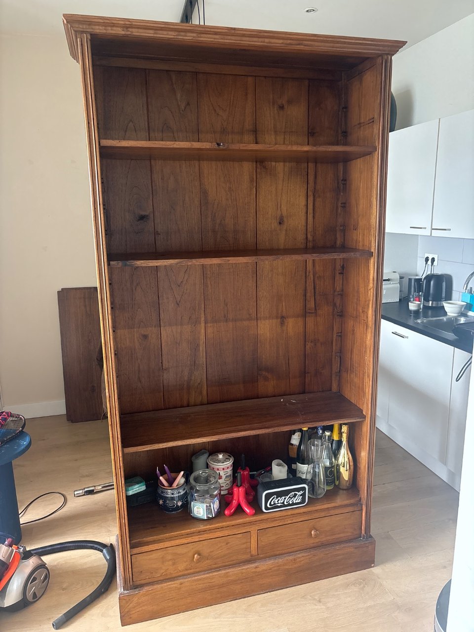 Antieke donker houten kast