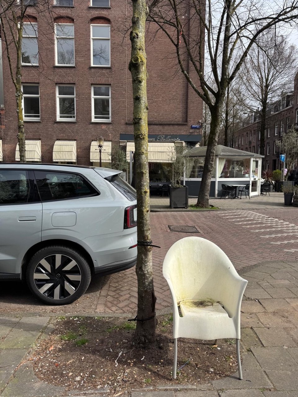 Hoek Emmastraat/ Johannes Verhulststraat 
Niet kapot, Lord Yo stoel van Phillip Starck