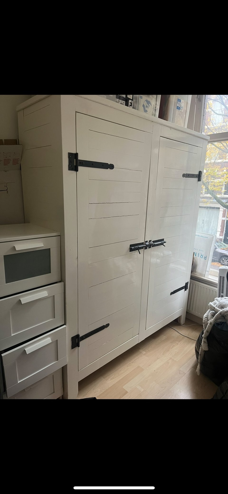 Kast staat tegenover het OLVG west!