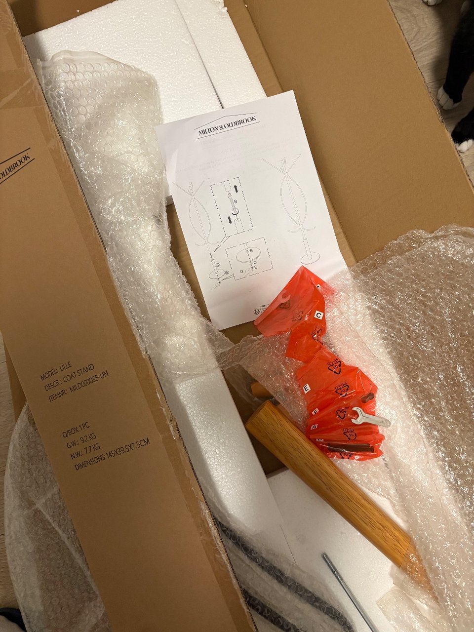 Onderdeel C en E ontbreken maar verder een nieuwe kapstok in de doos