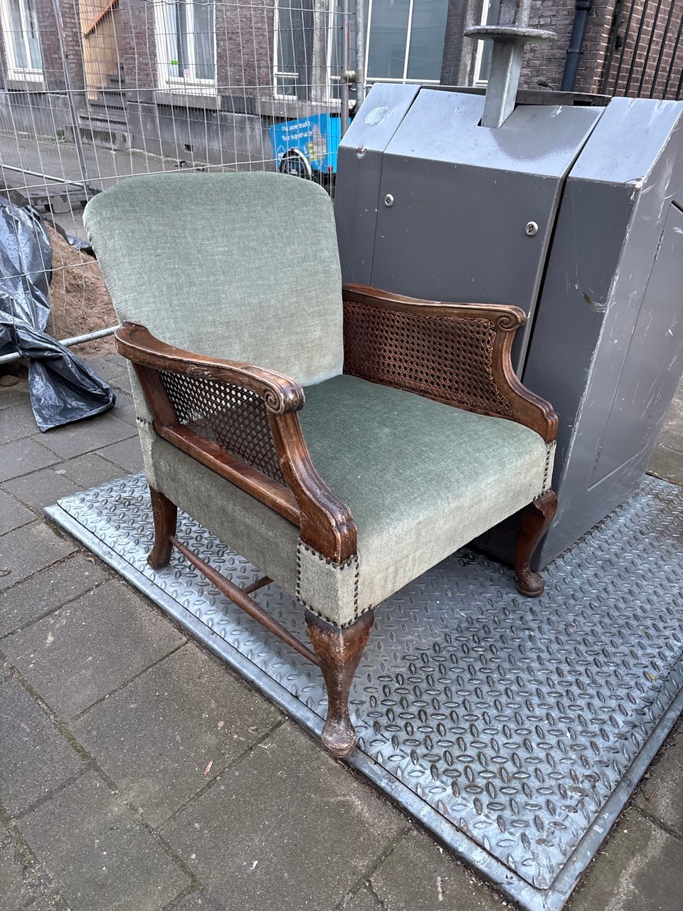 Beautiful vintage chair ready for another life
