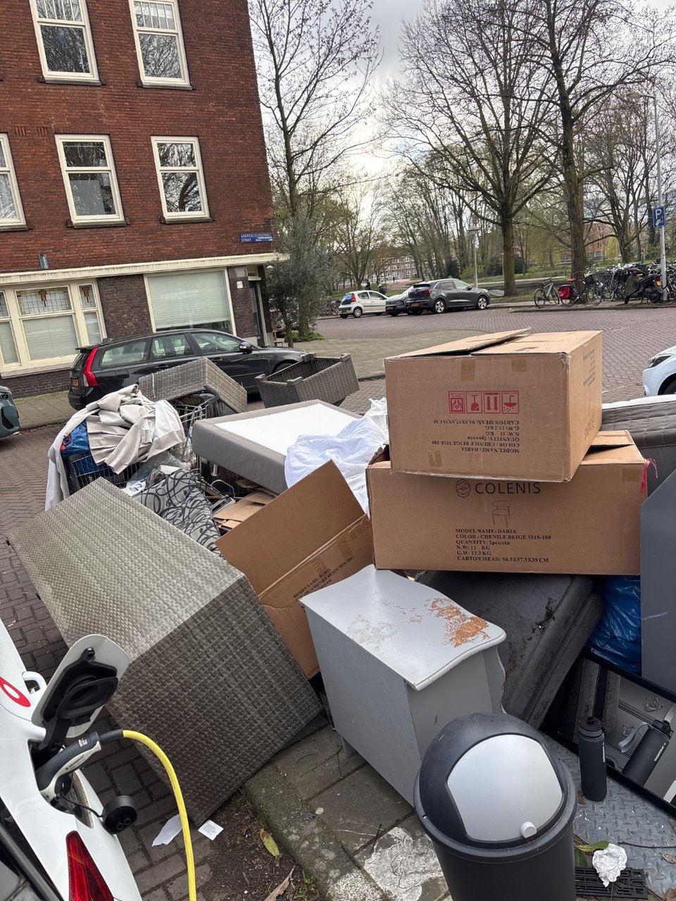 Bed, kastje, tuinmeubelen, prullenbak