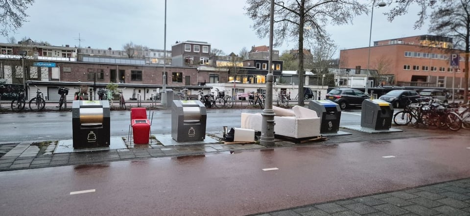 Rode stoelen en witte bank