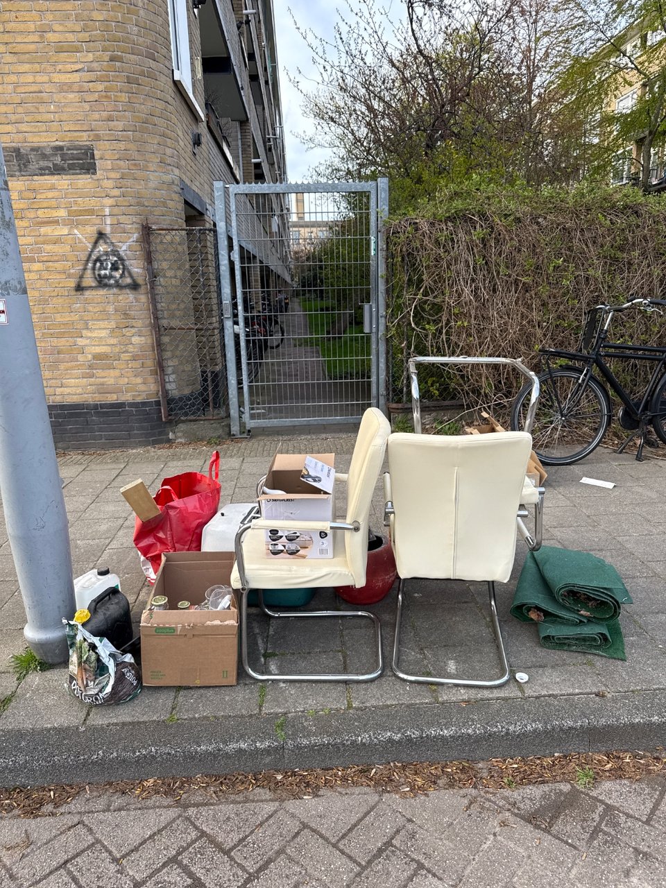 Some semi nice chairs! Leather (fake?) has seen better days