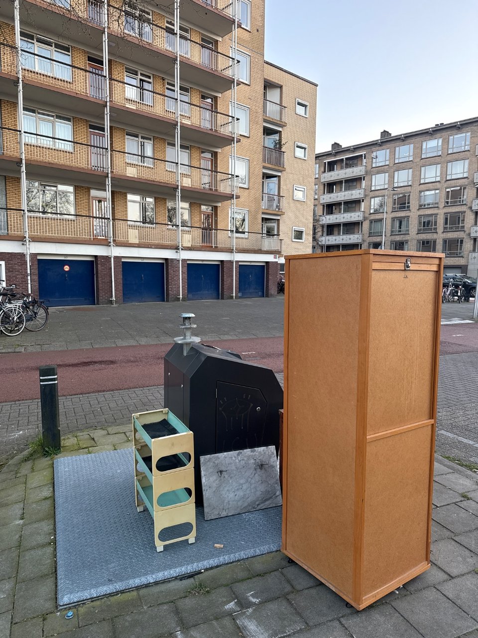 Absolute gorgeous finds in Utrecht. All vintage from the 70's. A plastic trolley from Leifheit, the closet is for hanging clothes (brand BUSSUM), and a marble splash guard. I just Google-Imaged them all and these are good finds. 
No more space in my home :(, please someone come rescue these beauties.
