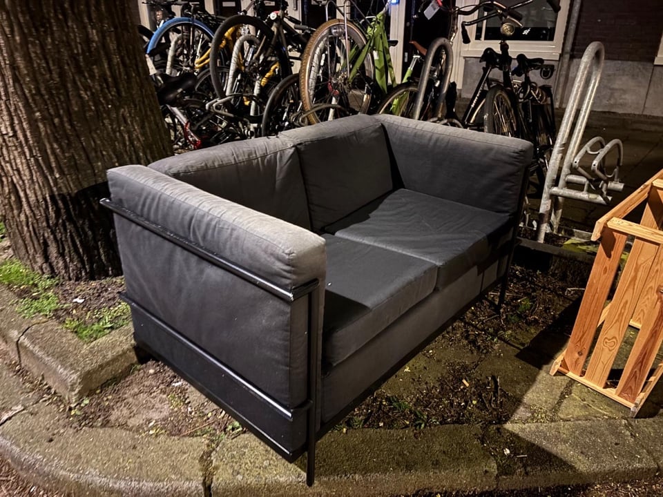 Harvink bankje. Staat bij de vuilniscontainer (wordt morgenvroeg opgehaald door het grofvuil anders)  

Gebruikt maar in goede staat!