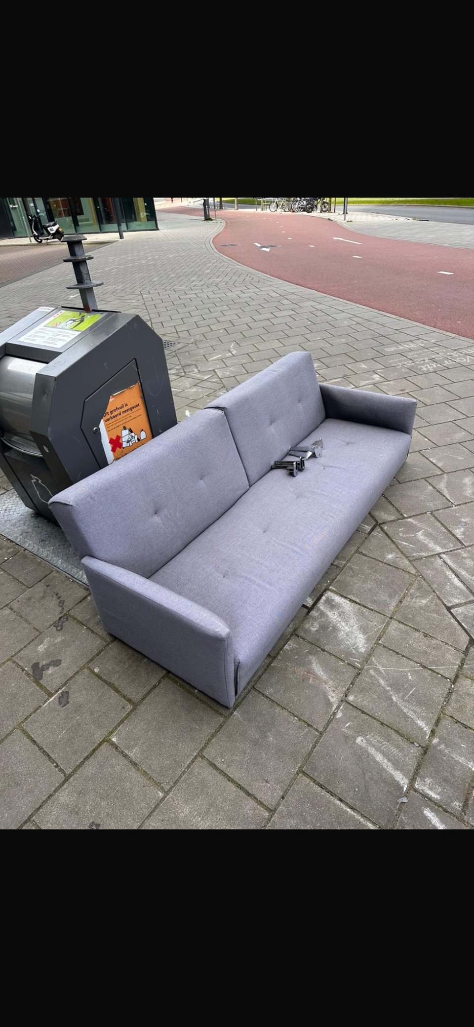 In hele goeie staat, de pootjes zijn eraf maar kunnen er opnieuw in geschroefd worden