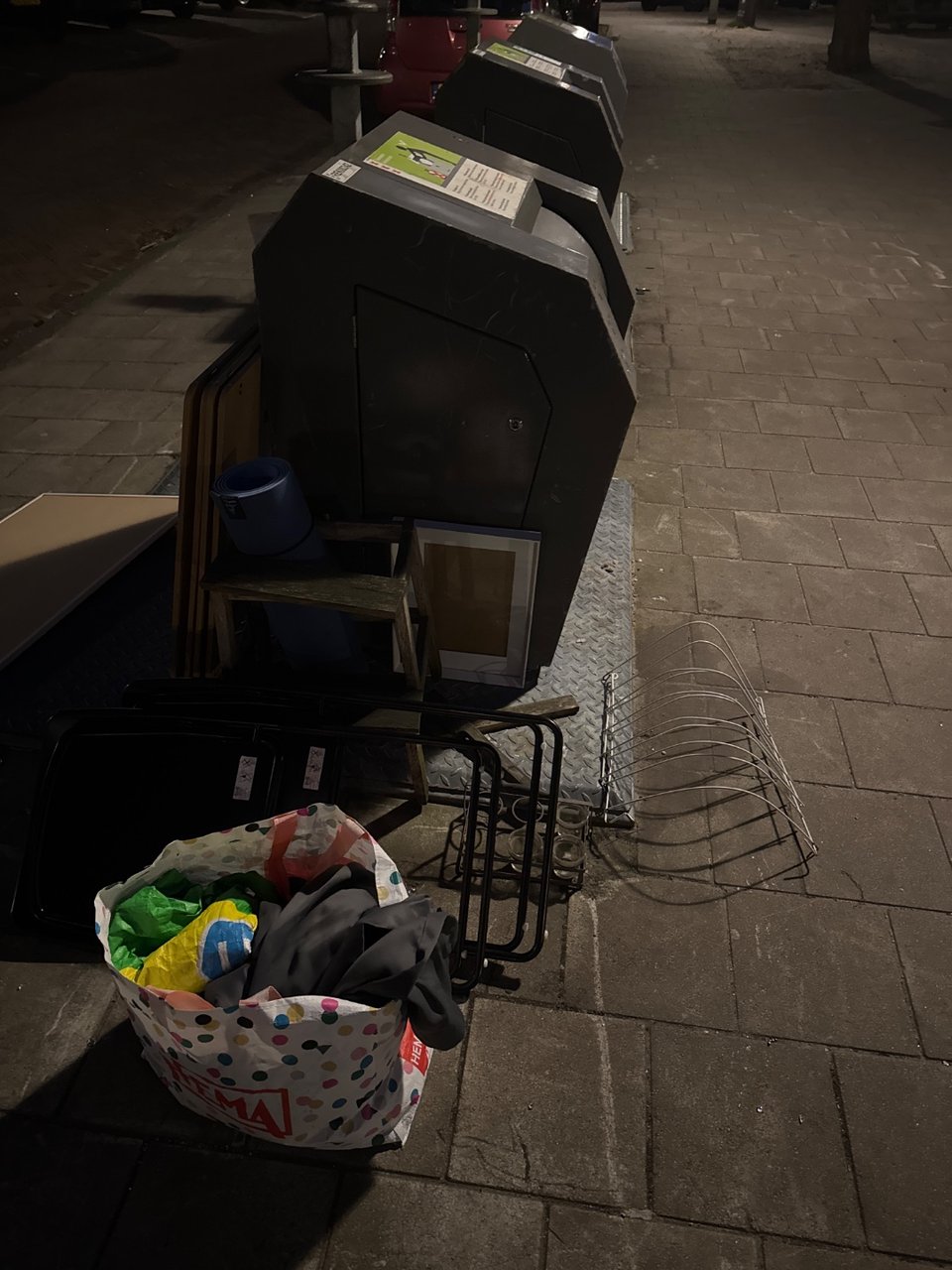 Folding chairs, picture frame, some glass thingies