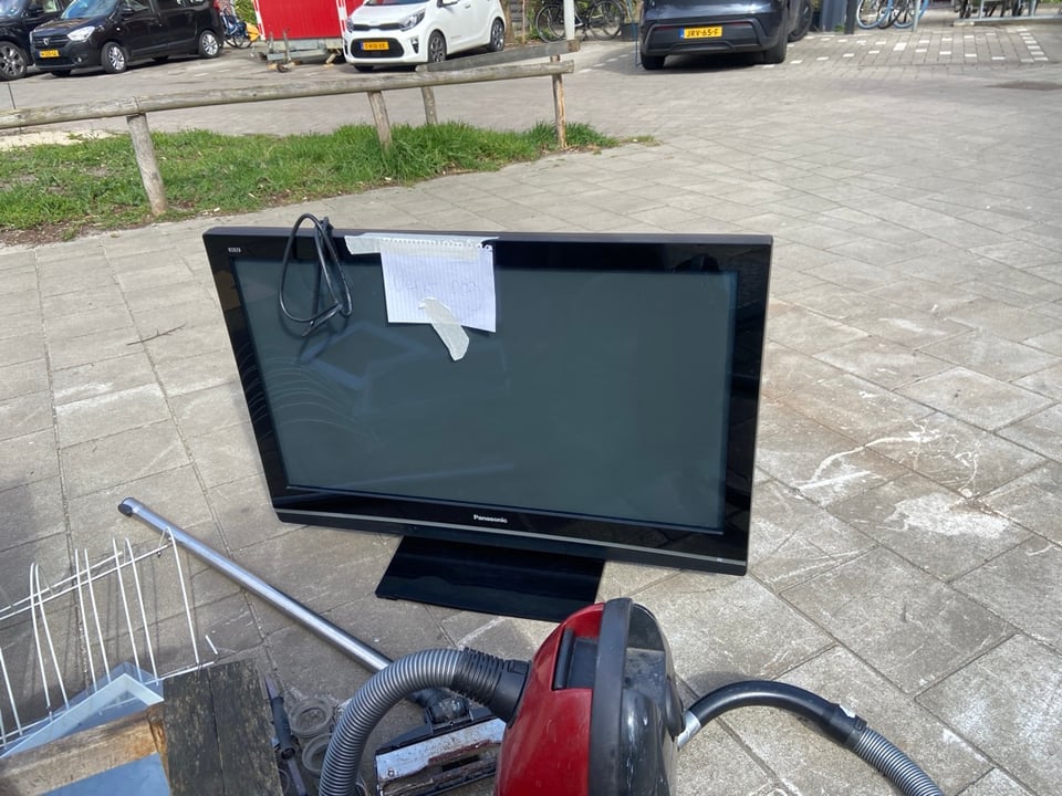 Working TV and table legs