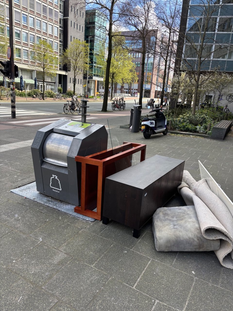 Salon tafel en dressoir!