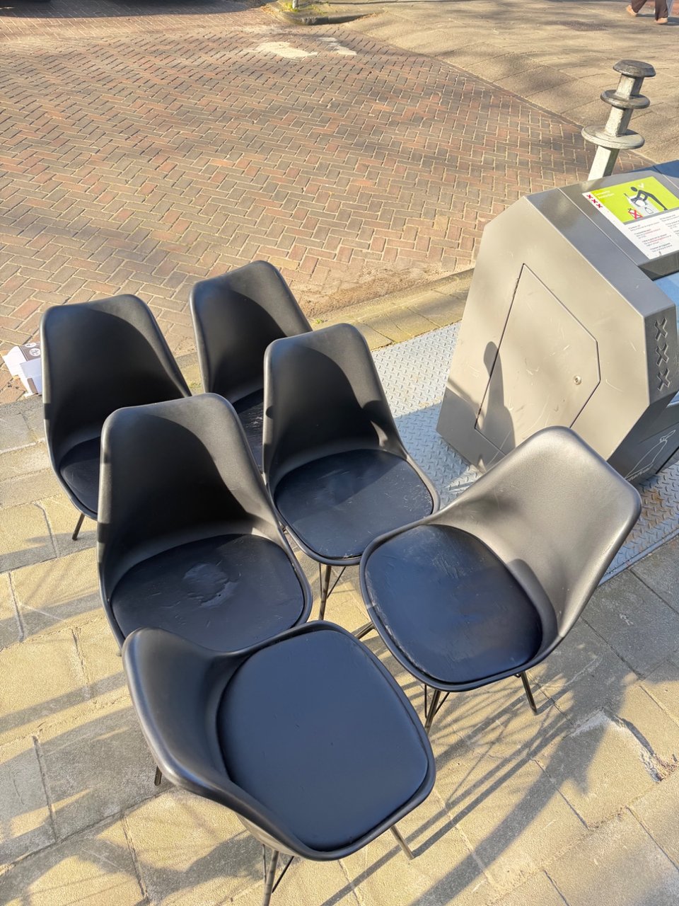 6 nice chairs !