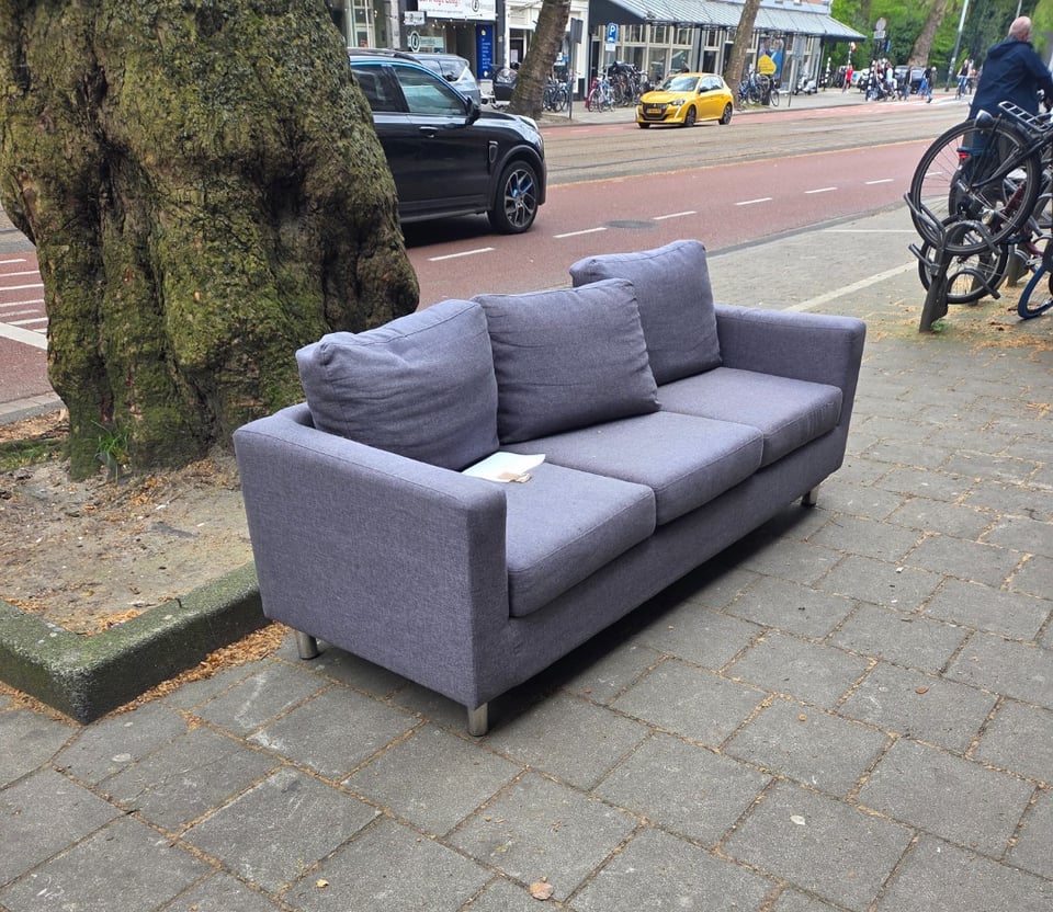 Bank 
Gratis mee te nemen 
Staat op het witte briefje