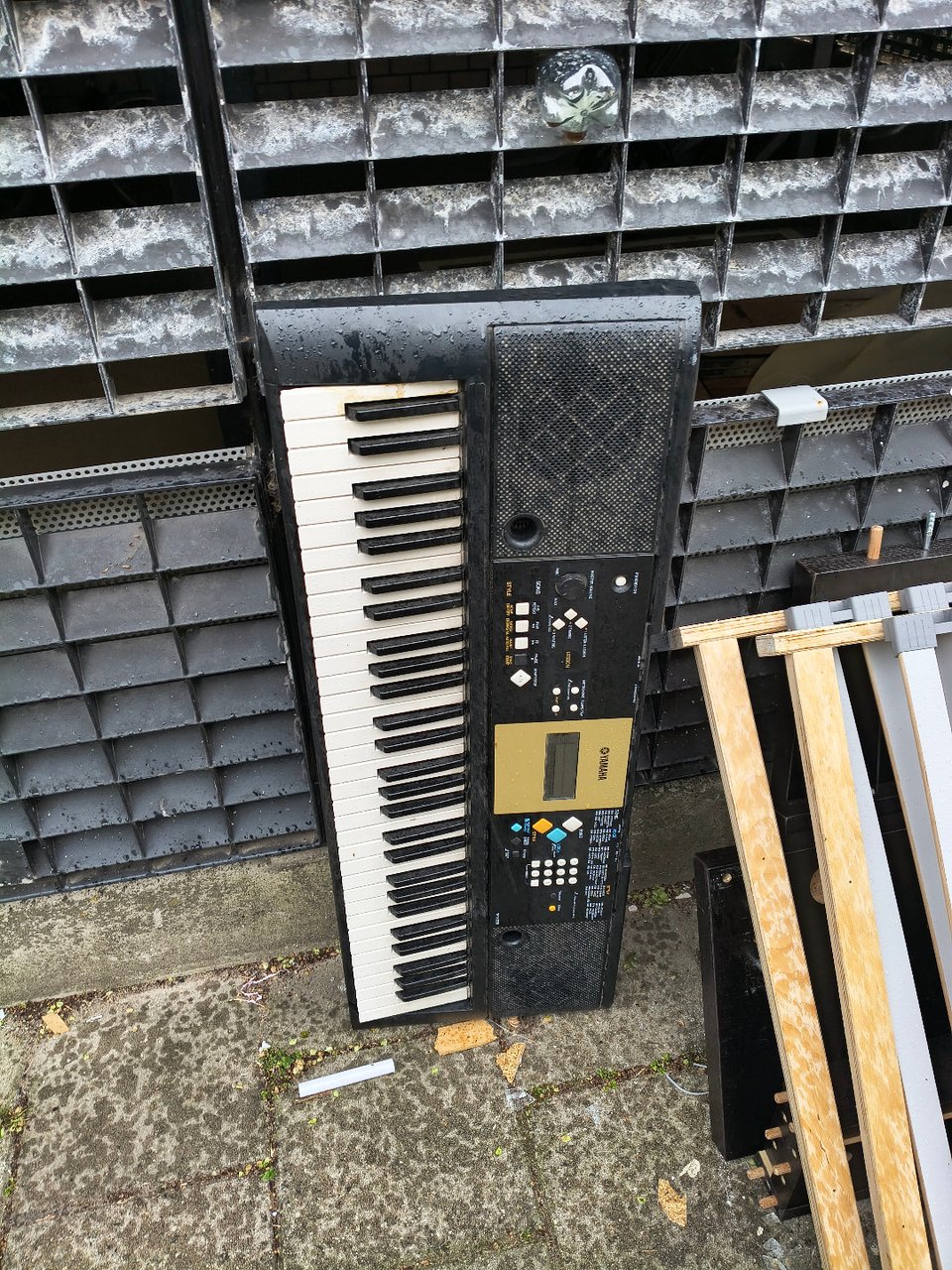 Yamaha keyboard, model YPT-220.