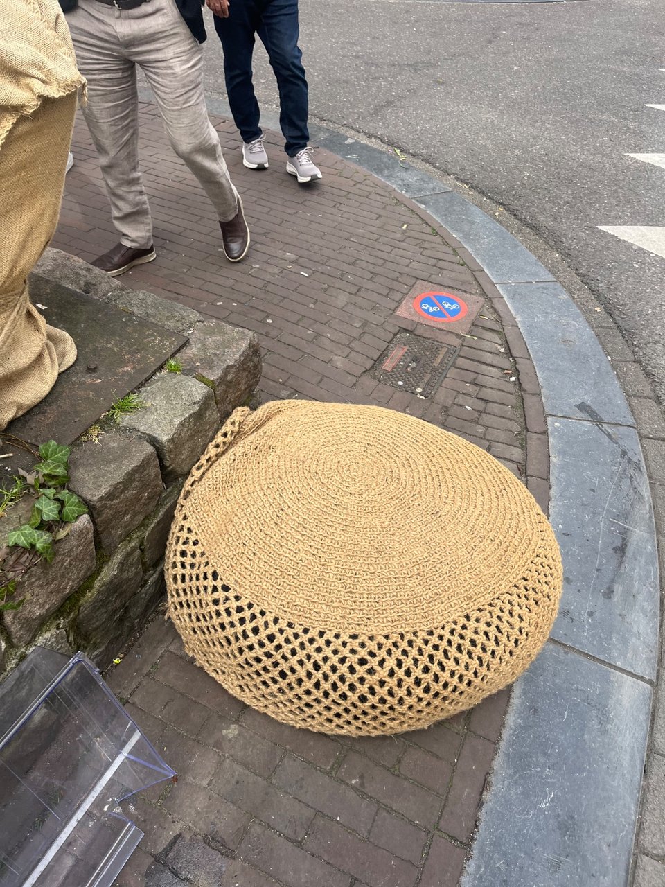 Rieten poef - haarlemmerstraat tegenover de satay club