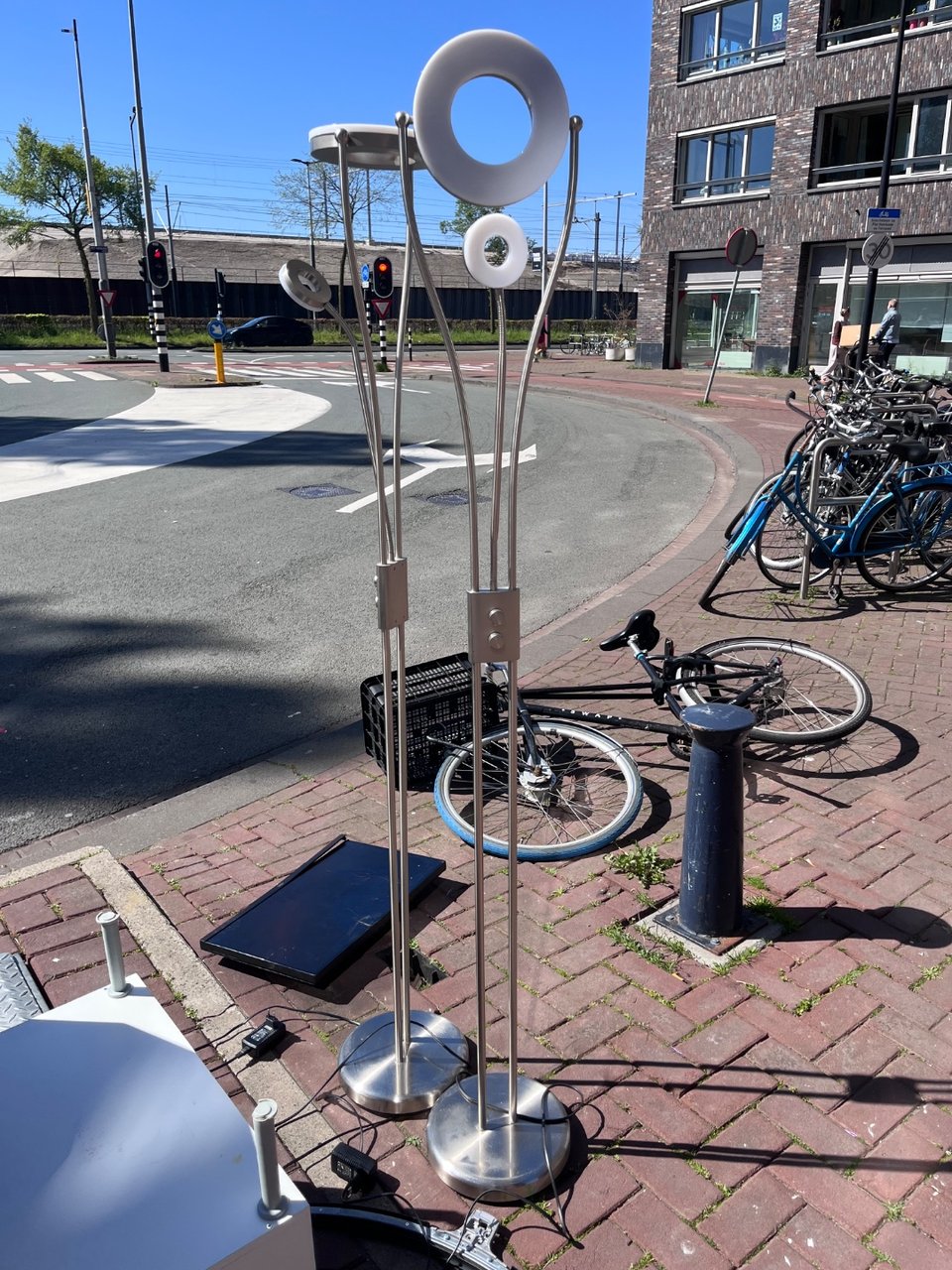 Two lamps (dont know if they work but looks ok)