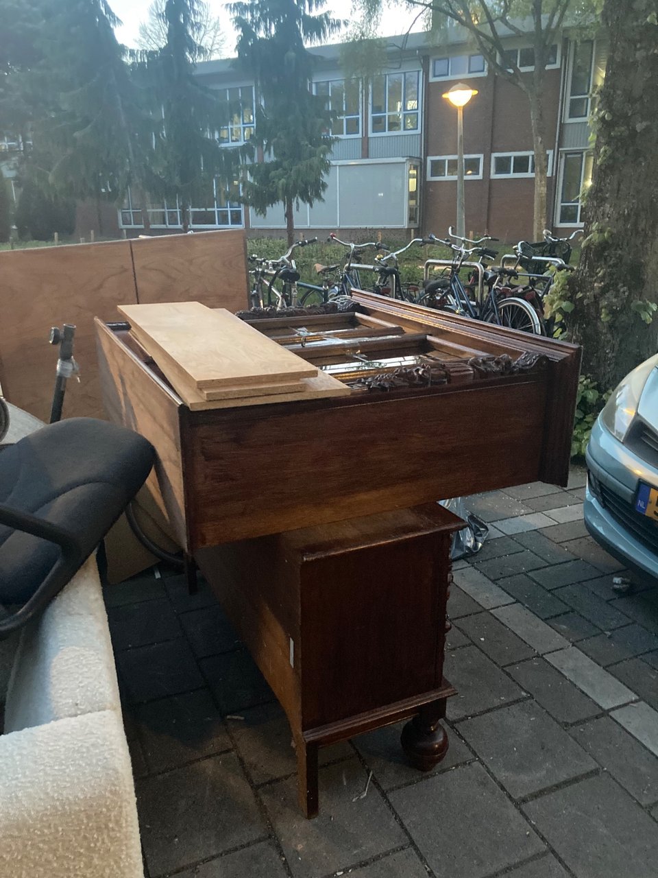 Antieken houten glas in lood kast, chesterfield bank, houten tafel en meer